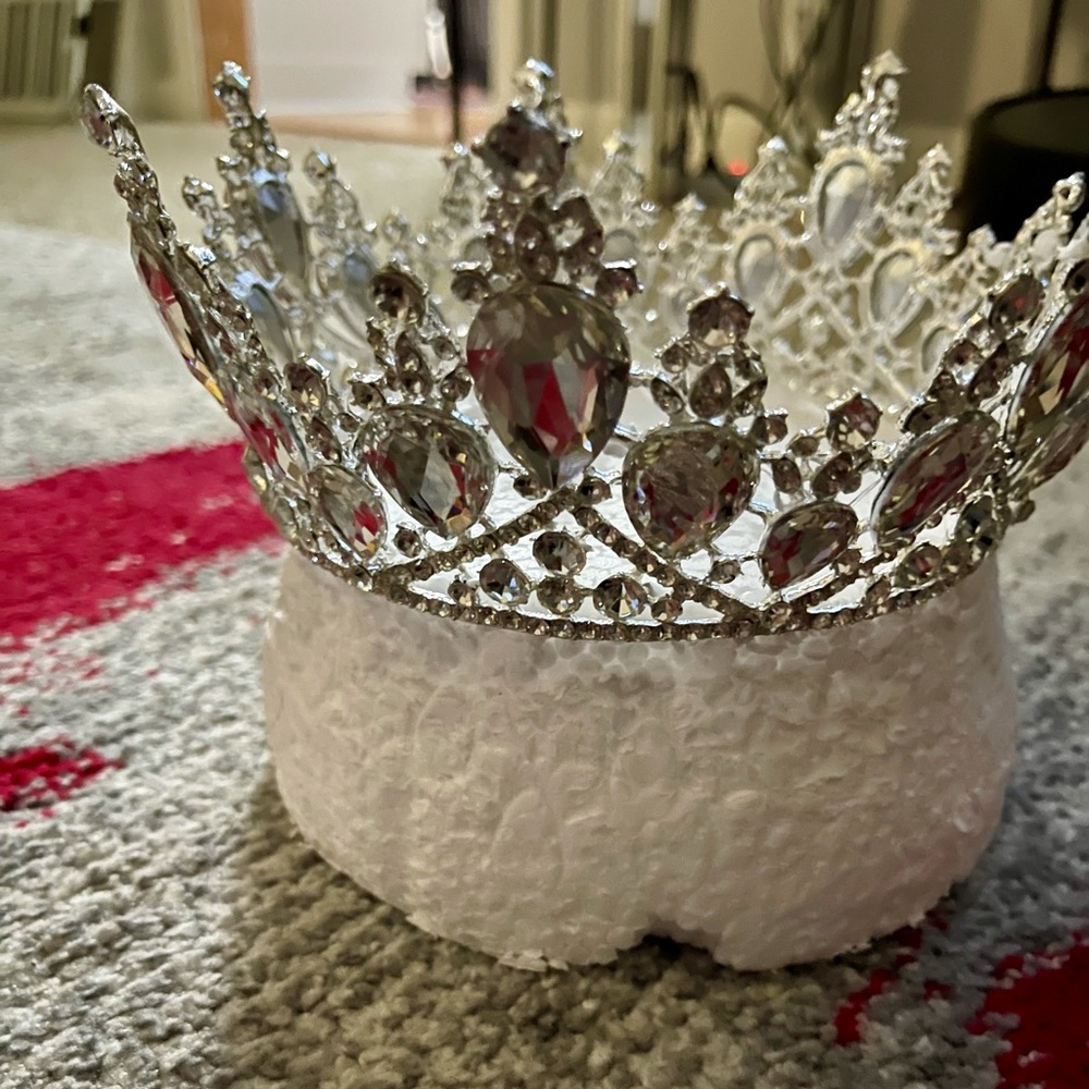 Stunning rhinestone wedding prom silver crown. Never worn!